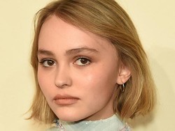 Lily Depp Tampil Eksentrik dengan Wajah Seperti Badut di Sampul Majalah