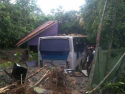 Bus Sarat Penumpang Nyelonong Hantam Rumah Warga di Purwakarta