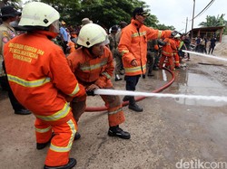 Damkar Cek Kemunculan Api Biru di Aspal Jalanan Beji Depok