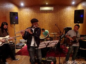 Lirik dan Chord Laki-laki Pemalu oleh Efek Rumah Kaca