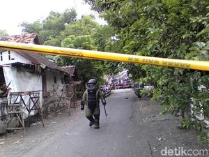 Isi Tas Ransel yang Diduga Berisi Bom Berisi Seperangkat Alat Mandi