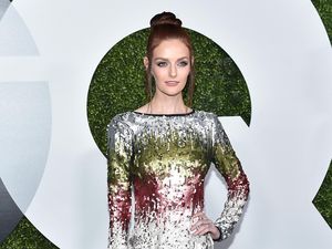 Tampilkan Model Menyusui Bayi Kembar, Iklan Pusat Kebugaran Jadi Kontroversi