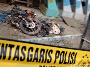 8 Orang Luka Ditabrak Angkot di Jakbar, Ada yang Patah Tulang Rahang 8 Orang Luka Ditabrak Angkot di Jakbar, Ada yang Patah Tulang Rahang
