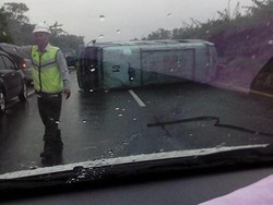Tabrak Kijang, Elf Terguling di Tol Purbaleunyi KM 154