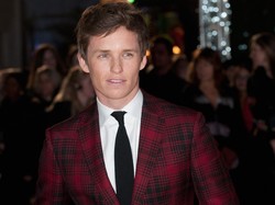 Eddie Redmayne Kalahkan Beckham Sebagai Pria Berpenampilan Terbaik