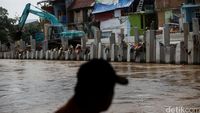Pemasangan Turap Sungai Ciliwung