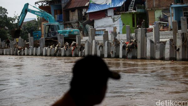 Pemasangan Turap Sungai Ciliwung