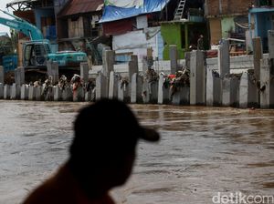 Pemasangan Turap Sungai Ciliwung