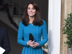 Foto: Momen Langka Ketika Kate Middleton Membungkuk di Depan Ratu Inggris