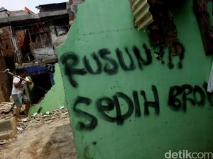 Normalisasi Kali, Warga Bukit Duri Bongkar Rumahnya