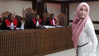 Berjilbab Pink, Angie Bersaksi untuk Nazaruddin