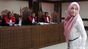 Berjilbab Pink, Angie Bersaksi untuk Nazaruddin