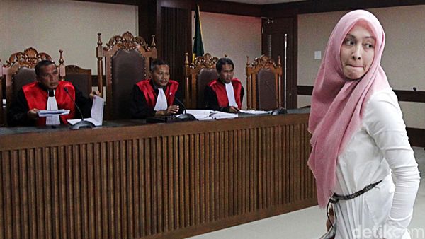 Berjilbab Pink, Angie Bersaksi untuk Nazaruddin