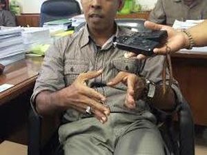 Anak Anggota DPRD Jember Terima Bantuan Siswa Miskin Anak Anggota DPRD Jember Terima Bantuan Siswa Miskin