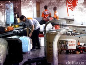 Hari Pertama Bagasi Pesawat Tak Lagi Gratis, Muncul #bagasibayar Hari Pertama Bagasi Pesawat Tak Lagi Gratis, Muncul #bagasibayar