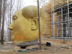 Ironis! Patung Emas Mao Zedong Dibangun di Bekas Bencana Kelaparan