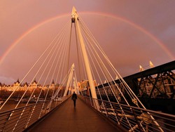 Mengapa Pelangi Tak Seperti Pelangi?