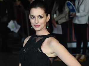Anne Hathaway Ikut Foto Seksi Pakai Bantal, Tiru Gaya Princess Diary Anne Hathaway Ikut Foto Seksi Pakai Bantal, Tiru Gaya Princess Diary