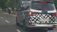 MPV China Berkeliaran di Pluit