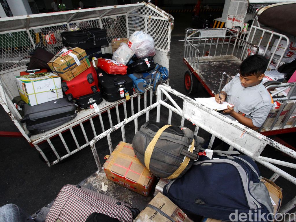 Tarif Bagasi Pesawat Bebani Biaya Penumpang, Begini Siasatinya Tarif Bagasi Pesawat Bebani Biaya Penumpang, Begini Siasatinya