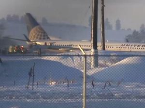 Pesawat United Terjerembab ke Tumpukan Salju di Bandara Washington