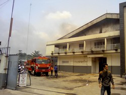 Setelah Belasan Jam Berkobar, Api di PT Glomet Berhasil Dipadamkan