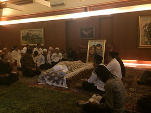 Presiden Jokowi Melayat Ibunda Seskab Pramono Anung