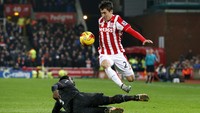 Bojan Krkic melompat untuk melewati Kolo Toure. Carl Recine/Reuters/detikFoto.