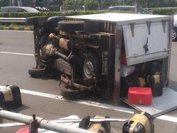 Mobil Boks Terbalik di Tol Dalam Kota, Kuningan Arah Cawang Macet 1 Km