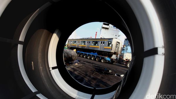 18 KRL dari Jepang Tiba di Tanjung Priok