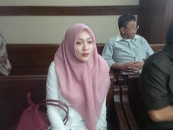 Angelina Sondakh yang Tampil dengan Jilbab Pink Tak Bicara Soal Putusan PK