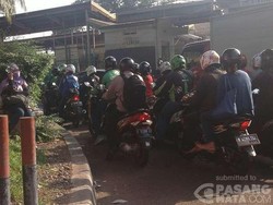 Motor Terbakar di Dekat Terowongan Stasiun Cawang
