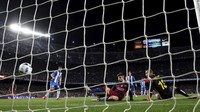 Gerard Pique membobol gawang Espanyol di menit ke-49. Albert Gea/Reuters/detikFoto.