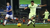 Jesus Navas melepaskan tendangan yang berbuah gol ke gawang Everton di menit ke-76. Jason Cairnduff/Reuters/detikFoto.