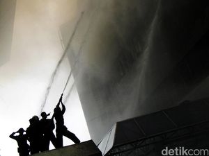 Damkar Masih Sedot Asap Kebakaran Mal Pluit Junction Damkar Masih Sedot Asap Kebakaran Mal Pluit Junction
