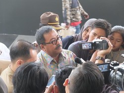 Rano Mengaku Tak Tahu Duit Suap ke DPRD untuk Pendirian Bank Banten