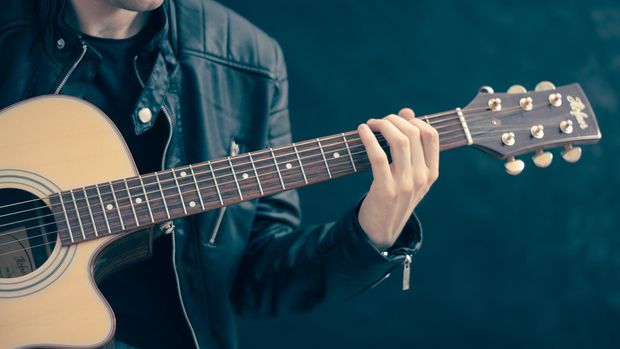 Ilustrasi bermain gitar