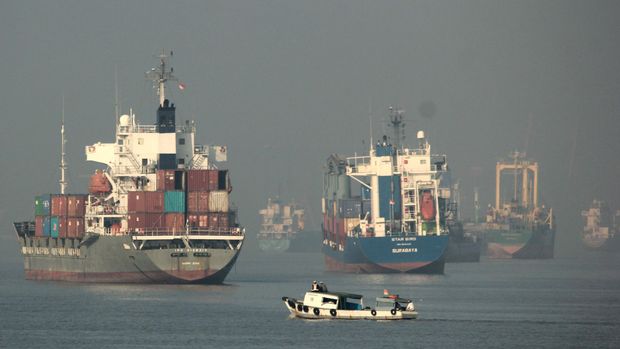 Sejumlah kargo di dekat pelabuhan tanjung perak, Surabaya.