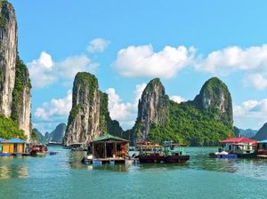 Ha Long Bay Melawan Zaman, Fasilitas Makin Sip, tapi Rona Pirus Memudar Ha Long Bay Melawan Zaman, Fasilitas Makin Sip, tapi Rona Pirus Memudar