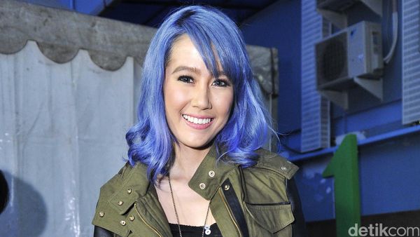 Ganti Lagi, Rambut Ardina Rasti Kini Biru! Love It or Leave It?