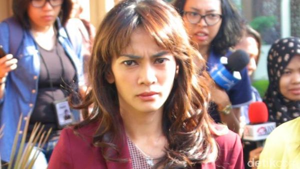 Tak Lagi Tersenyum, Masayu Pasang Muka Bete Usai Sidang Cerai