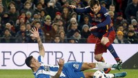 Enzo Roco berusaha menghentikan serangan Lionel Messi. Albert Gea/Reuters/detikFoto.