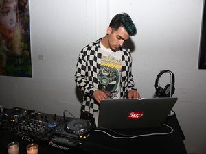 Move On dari Gigi Hadid, Joe Jonas Cium Mesra Model Cantik