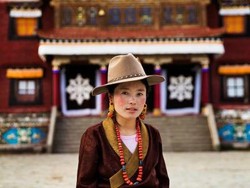 Fotografer Mihaela Noroc Rekam Perempuan Cantik dari Myanmar Hingga Mongolia
