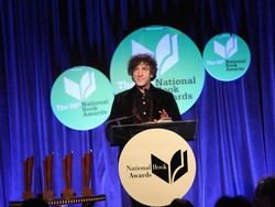 Neil Gaiman Akhirnya Minta Maaf dan Akui Menyesal Langgar Aturan Lockdown