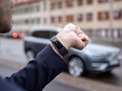 Lewat Gelang Ini, Anda Bisa Bicara dengan Mobil