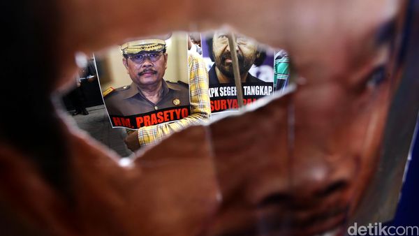 Aksi Desak KPK Tangkap Surya Paloh