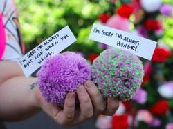 Susah Meminta Maaf? Pom-pom Warna-warni Ini Mungkin Bisa Membantu