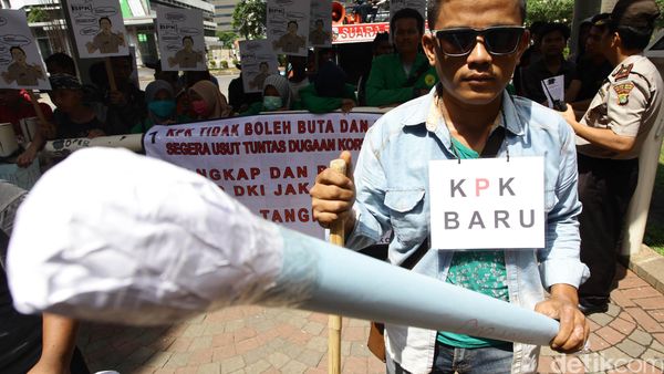 Demo Desak KPK Usut Kasus Sumber Waras