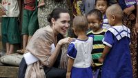 10 Momen Aksi Sosial Angelina Jolie di 2015